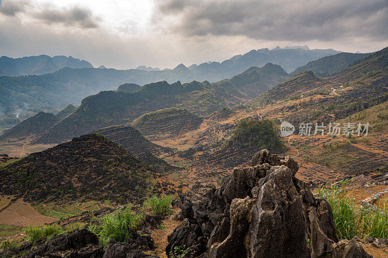 越南北部山区的岩石景观(介于Yen Mink和Dong Van之间)